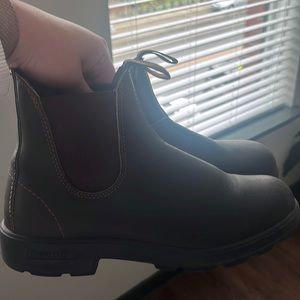 Brown blundstone Chelsea boots
